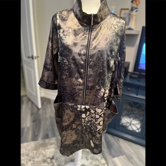 Really great top by Comfy U.S.A. Size Small.